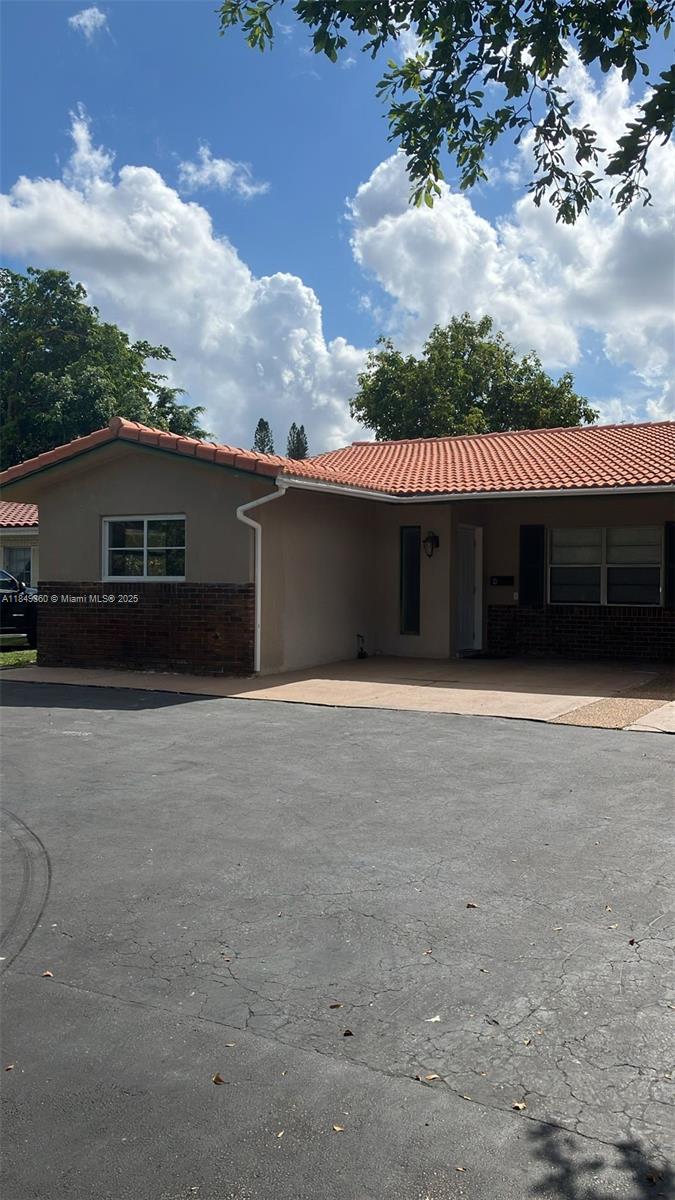 **ONLY FIRST MONTH AND DEPOSIT**
!!!RAPID APPROVAL!!!
Spacious and well-maintained 3-bedroom, 2-bathroom duplex available for immediate move-in! This unit features brand new washer and dryer, tile flooring throughout, and ample natural light. Conveniently located near major roads, shopping centers, and schools. No credit check required – applicants just need proof of stable income. Quick approval and rented directly by owner. Ideal for tenants seeking a comfortable home with easy rental terms. Don’t miss this opportunity!