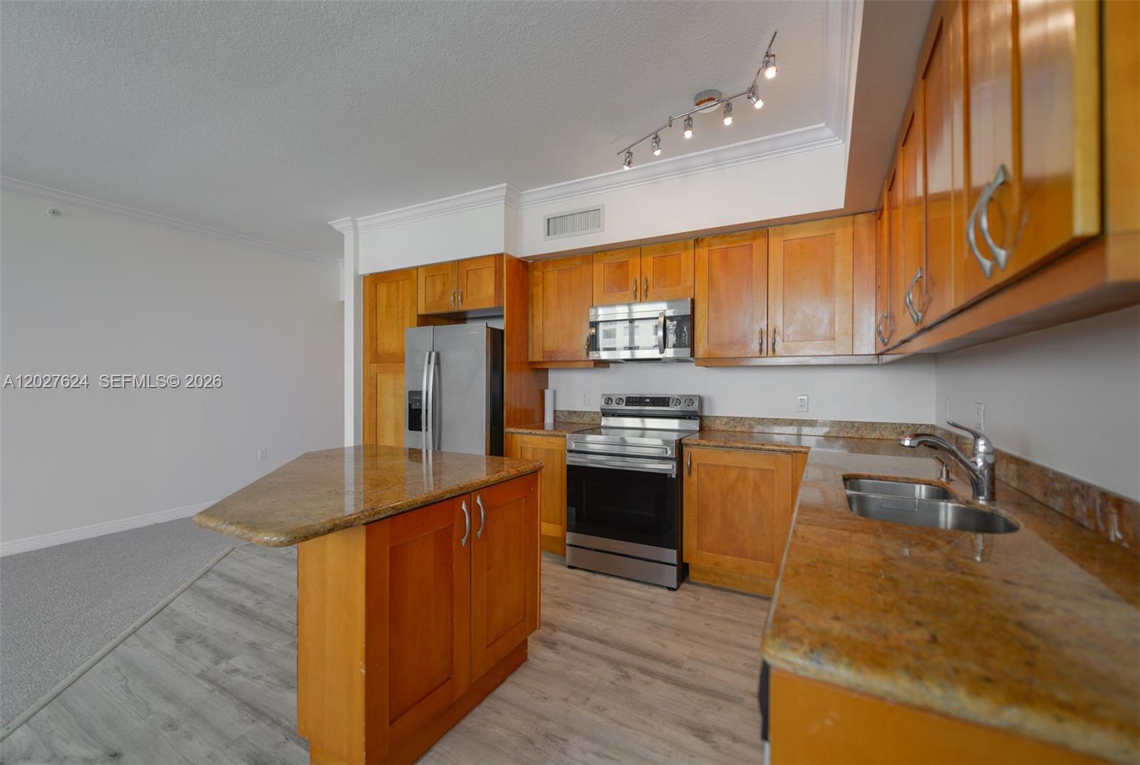 DUO CONDOMINIUM WEST - Residential
