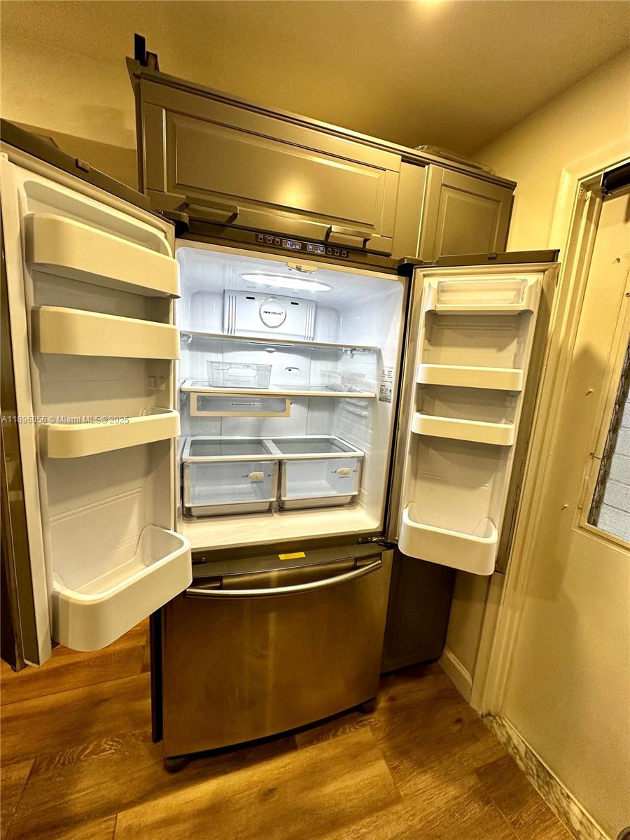 KINGS PARK GARDEN APTS CO - Residential Lease