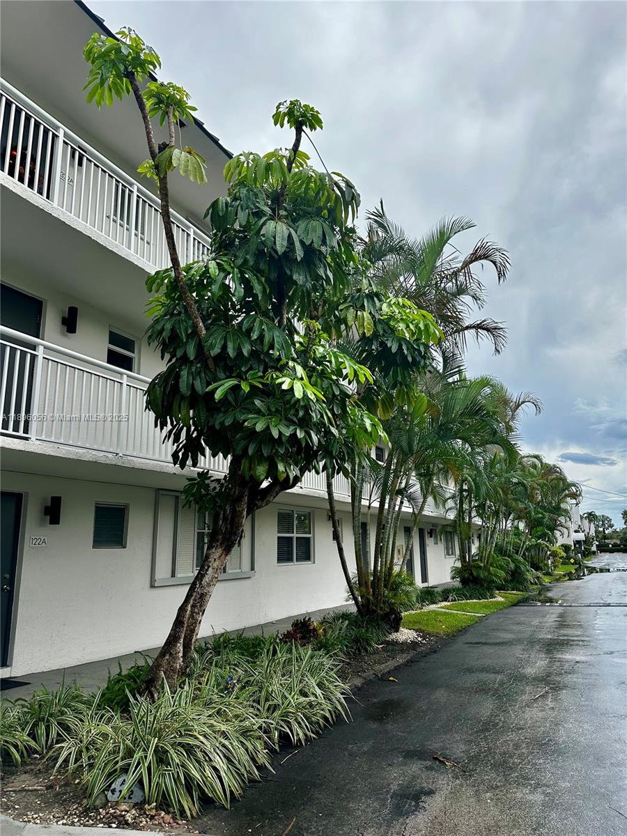 KINGS PARK GARDEN APTS CO - Residential Lease