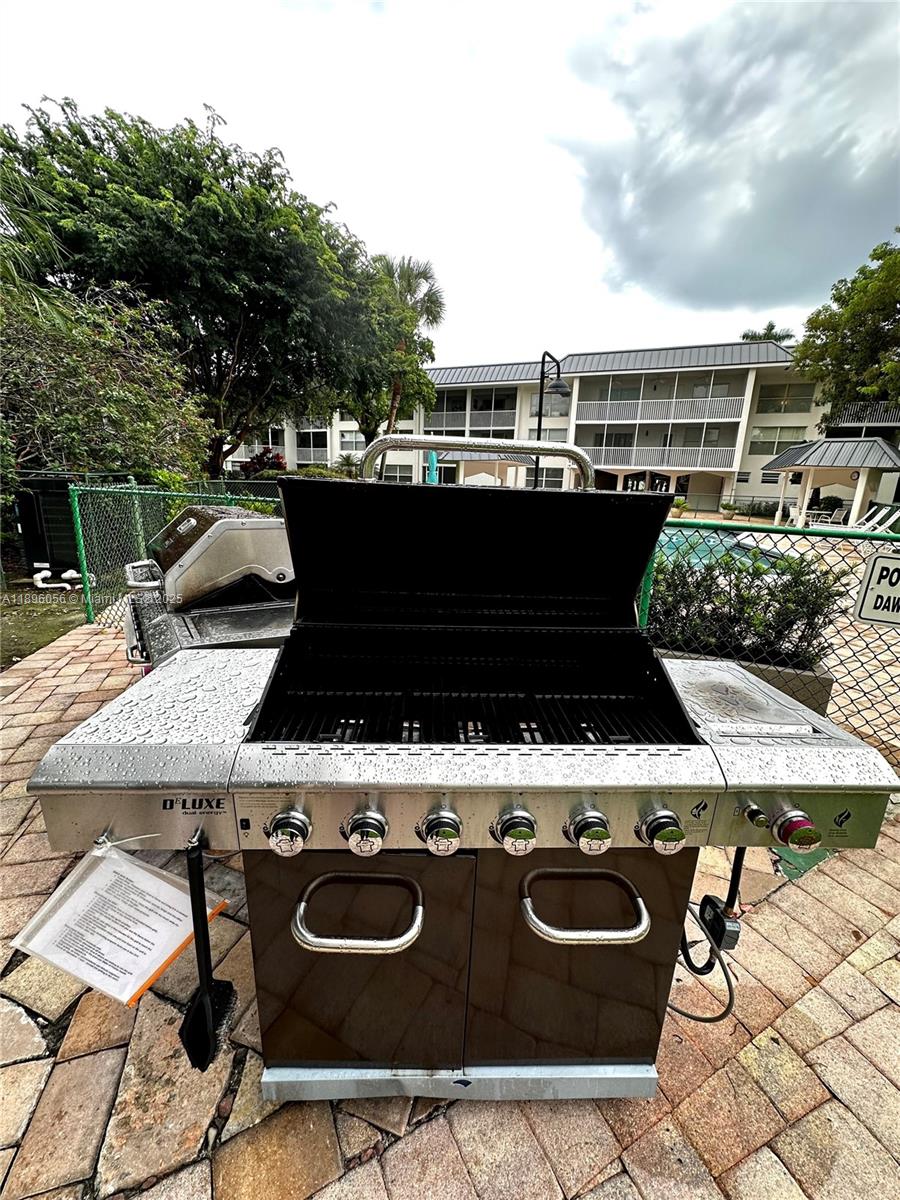 KINGS PARK GARDEN APTS CO - Residential Lease