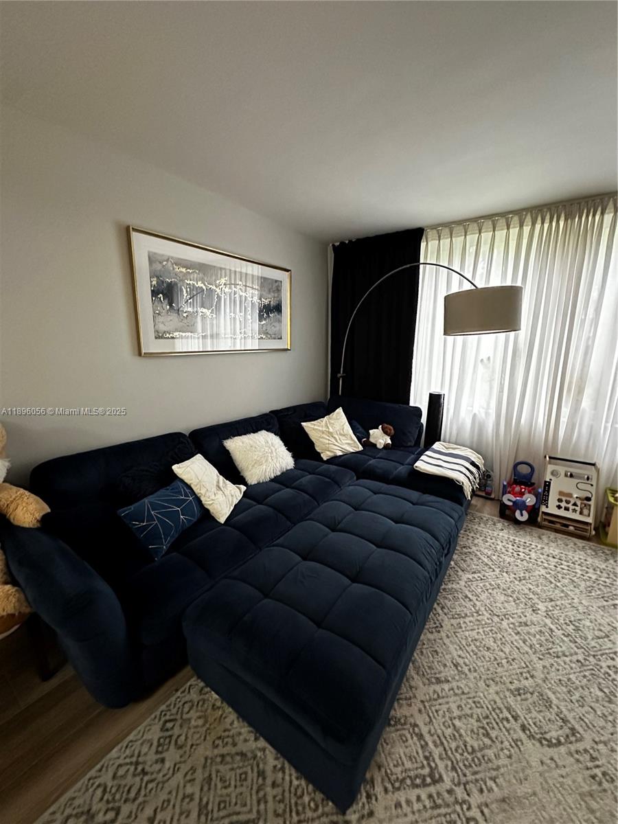 KINGS PARK GARDEN APTS CO - Residential Lease