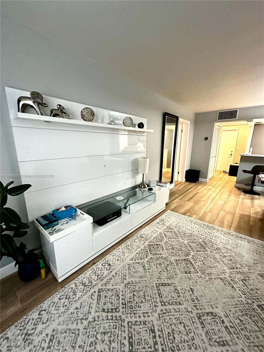 KINGS PARK GARDEN APTS CO - Residential Lease