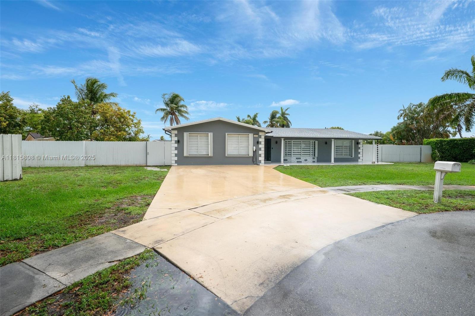10450 Nw 19th St, Pembroke Pines, Miami-Dade County, Florida - 3 Bedrooms  
3 Bathrooms - 