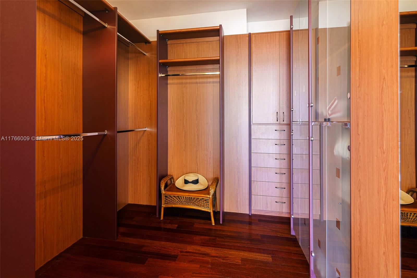 GOLDEN BEACH SEC C - Residential