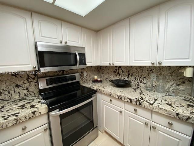 2/2 Furnished Corner Unit, beautiful and spacious corner unit featuring 2 bedrooms and 2 bathrooms in a two-story layout. This furnished apartment offers 2 private balconies with relaxing tennis court views, an in-unit washer and dryer, a modern kitchen with stainless steel appliances, and a bright open living space with extra windows for natural light. Just minutes from the beach, with easy access to I-95 and Sawgrass Expressway, and close to major retail stores and everyday conveniences. Enjoy the best of outdoor living with Arboretum and Constitution Park just steps away, offering scenic walking trails, tennis courts, basketball courts, and playgrounds. Deer Creek Golf Course is only a block away, providing top-notch golfing and fantastic dining options. FIRST AND SECURITY DEPOSIT