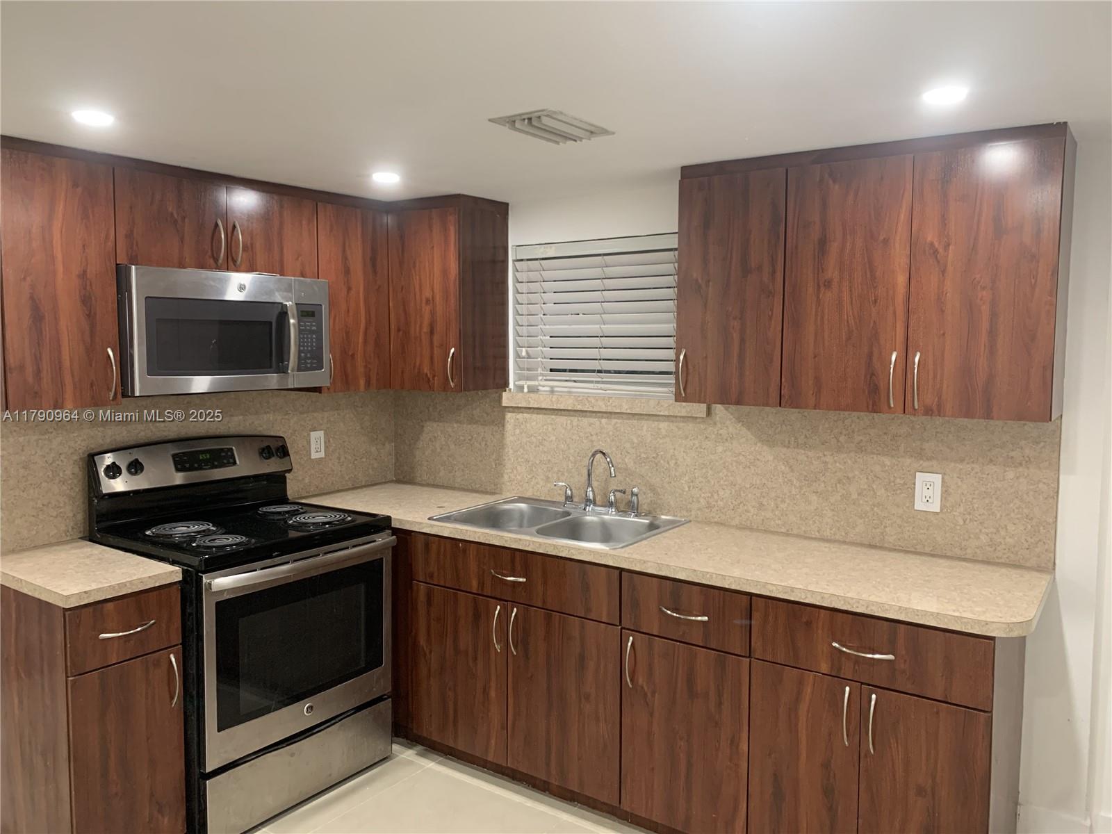 Rental Property at 2806 Taylor St A, Hollywood, Broward County, Florida - Bedrooms: 2 
Bathrooms: 1  - $1,995 MO.