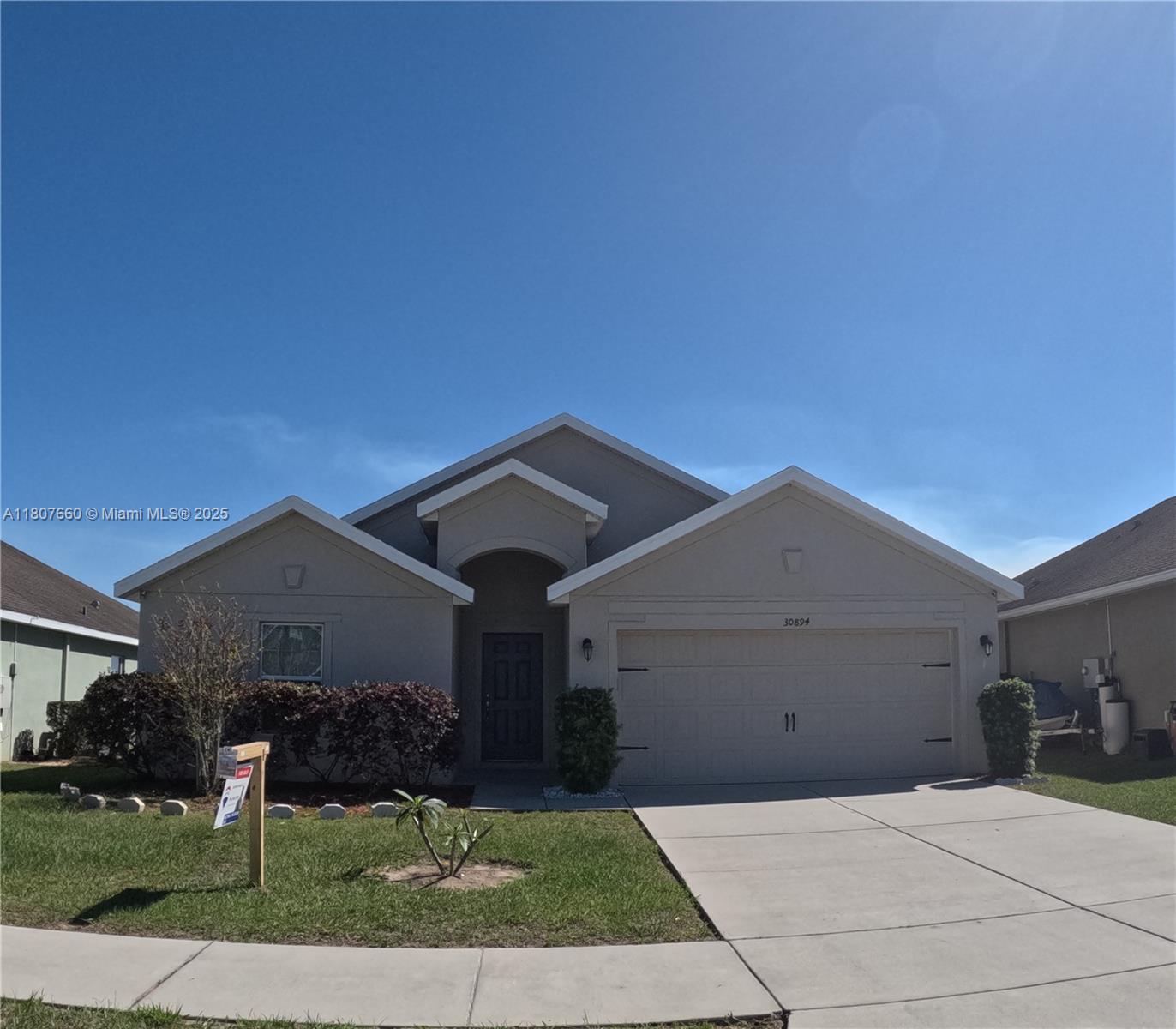 This beautiful, unique house has three bedrooms, two bathrooms, good lighting, and a good view of a golf course. It has a large social area, a tennis court, a swimming pool, and other amenities. It is very quiet for those who like peace.