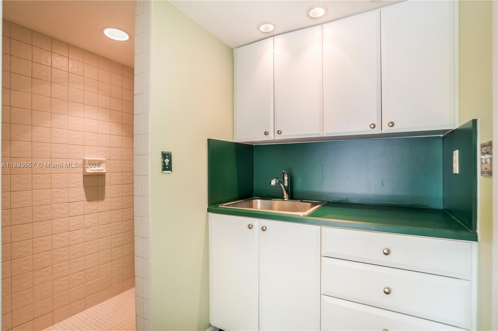 CRITERION CONDO - Residential