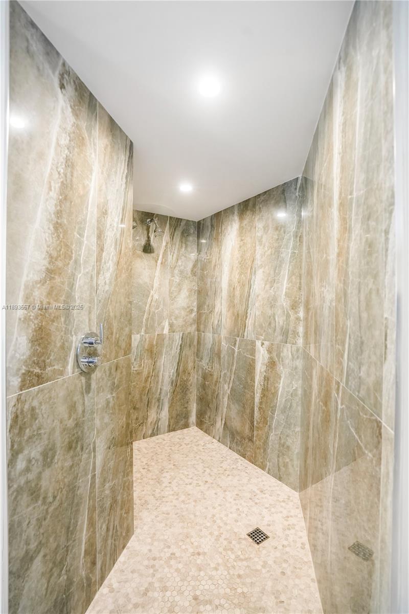 CRITERION CONDO - Residential
