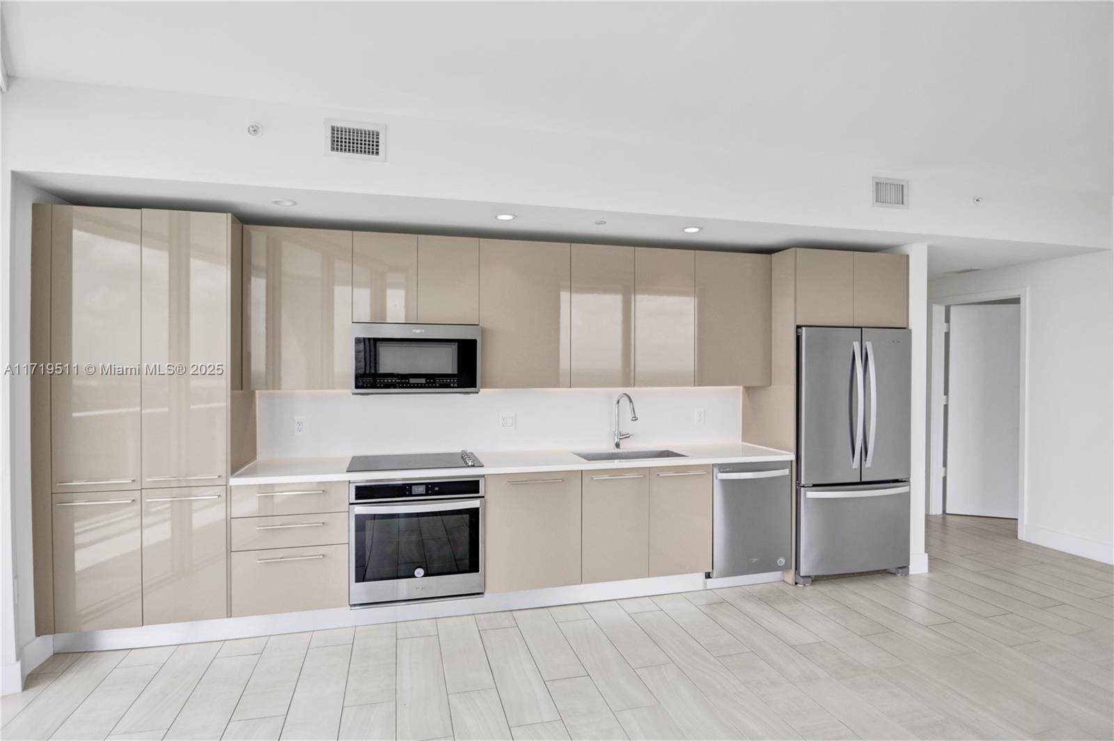 METROPICA NORTH TOWER ONE - Residential