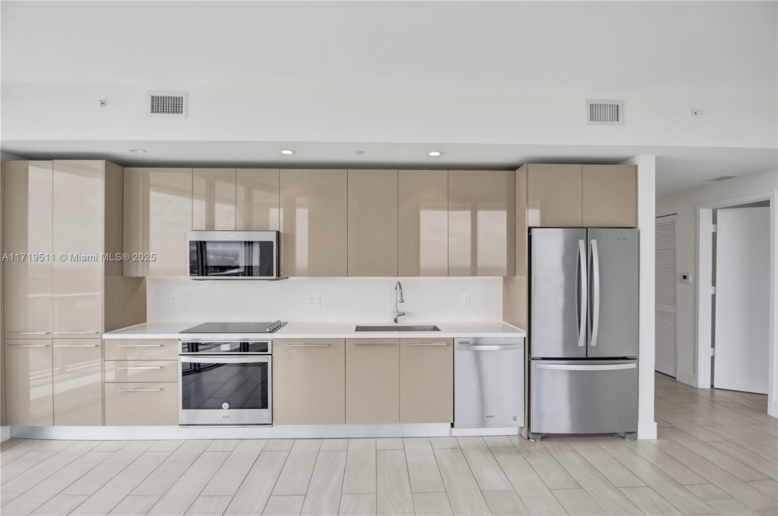 METROPICA NORTH TOWER ONE - Residential
