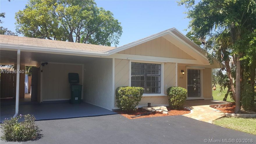 Beautiful townhouse in Davie, close to shopping malls, restaurants, Nova University, movies, Fla Turnpike. Unit recently updated in excellent condition.  A must see.  Sold as-is.