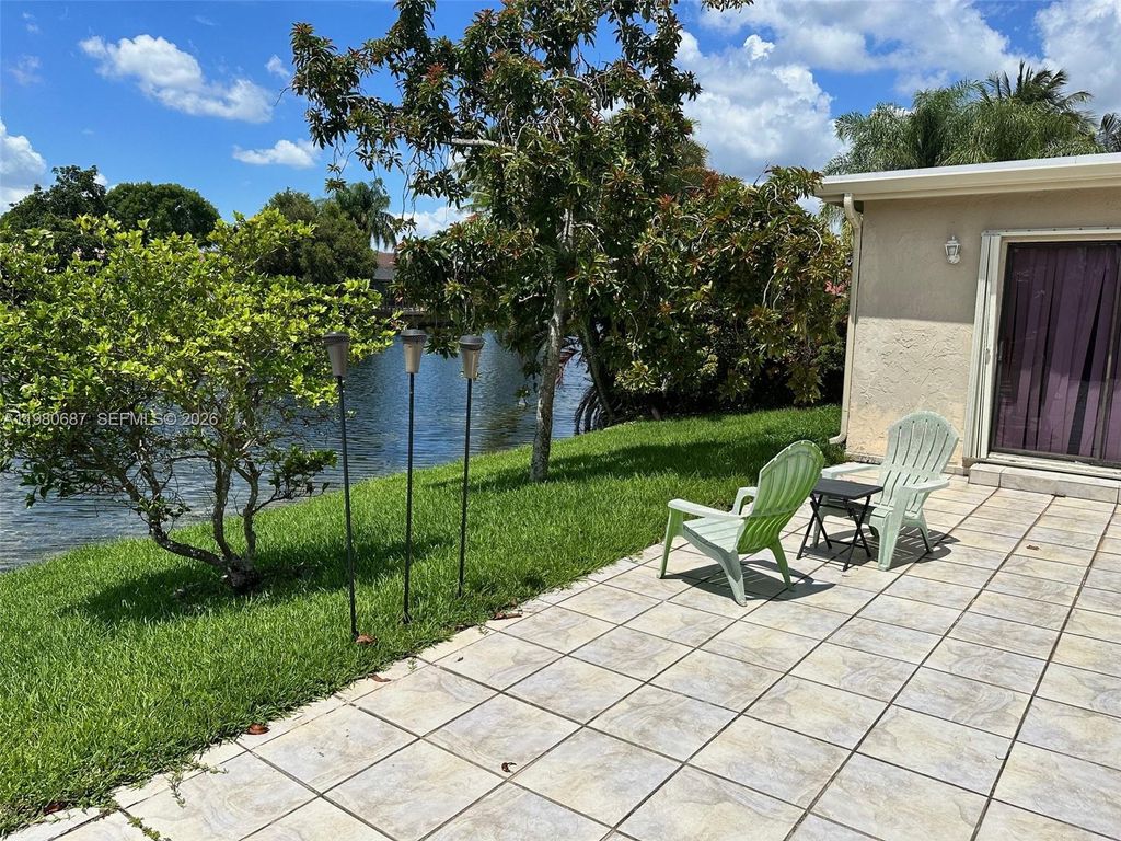 Photo of 10404 NW 5th Mnr, Plantation, FL 33324 (MLS # A11980687)