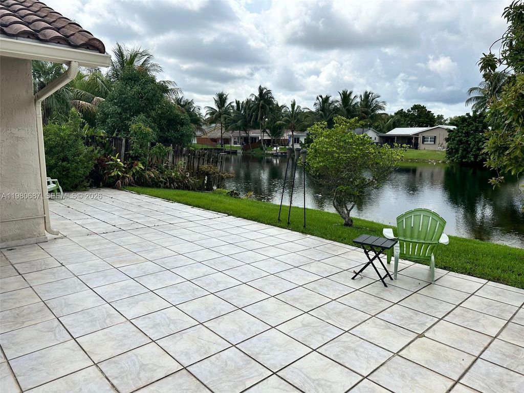 Photo of 10404 NW 5th Mnr, Plantation, FL 33324 (MLS # A11980687)