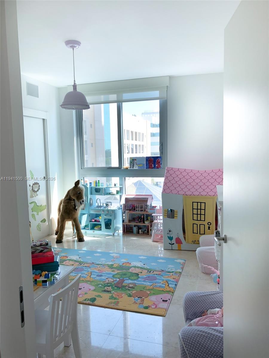 GROVENOR HOUSE CONDO - Residential Lease