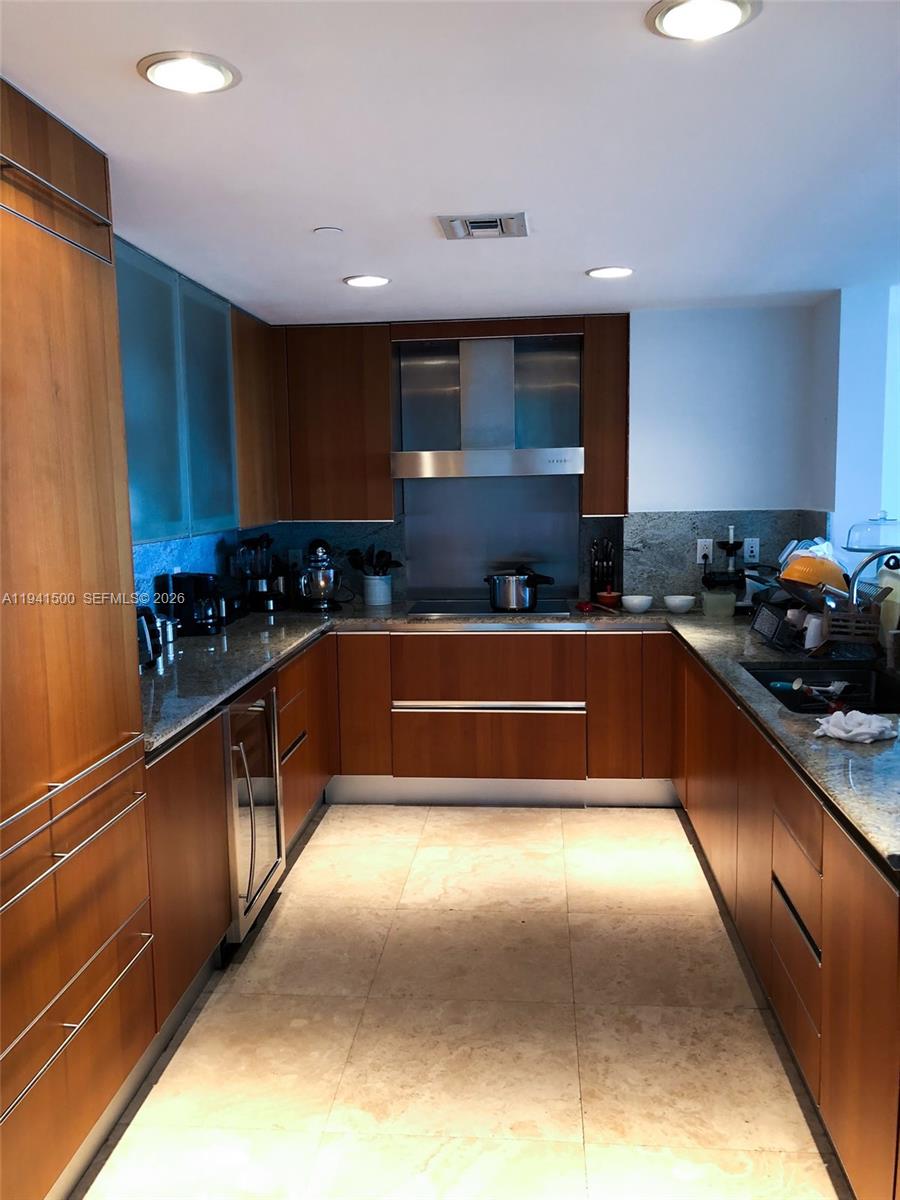 GROVENOR HOUSE CONDO - Residential Lease