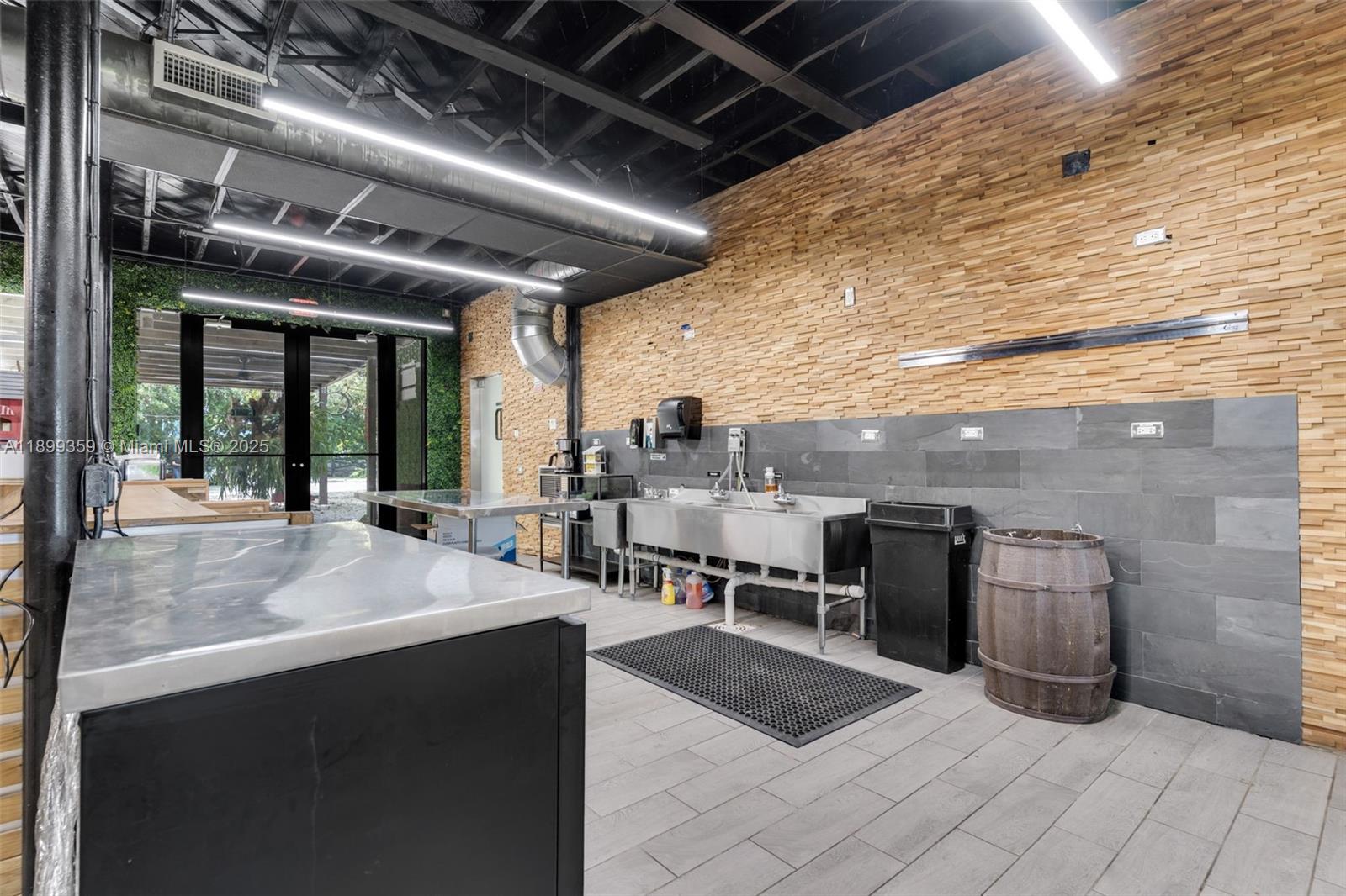 LIM. USE CONVENIENCE STORE - Residential Lease