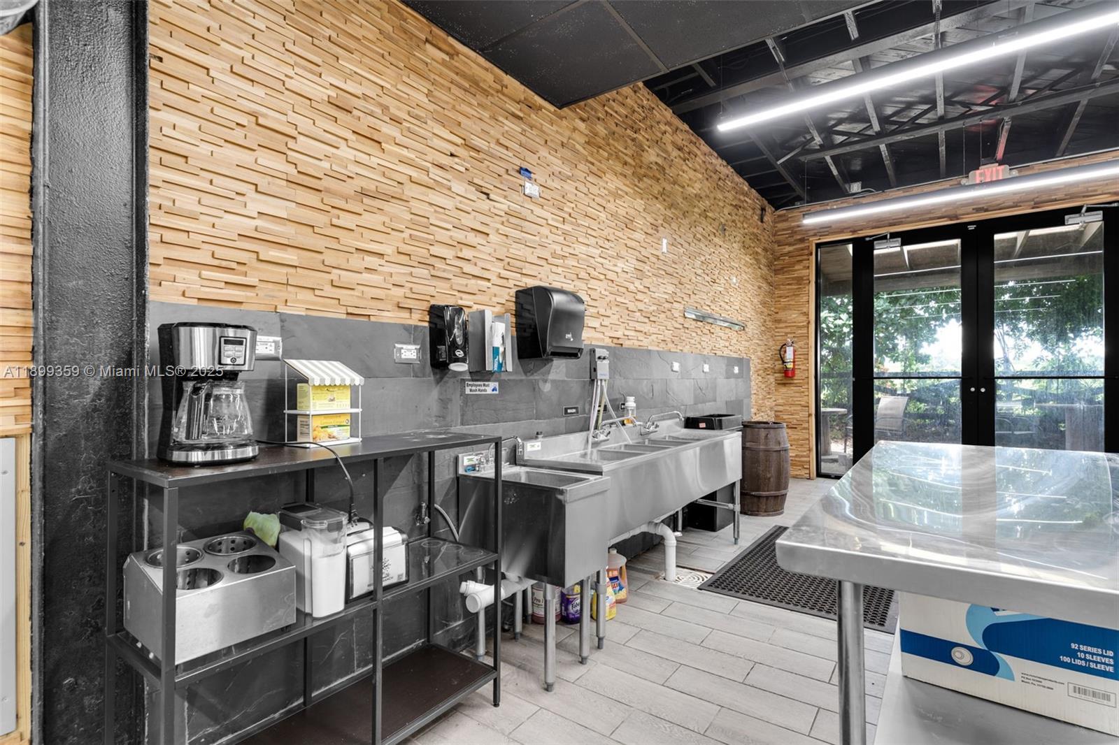 LIM. USE CONVENIENCE STORE - Residential Lease