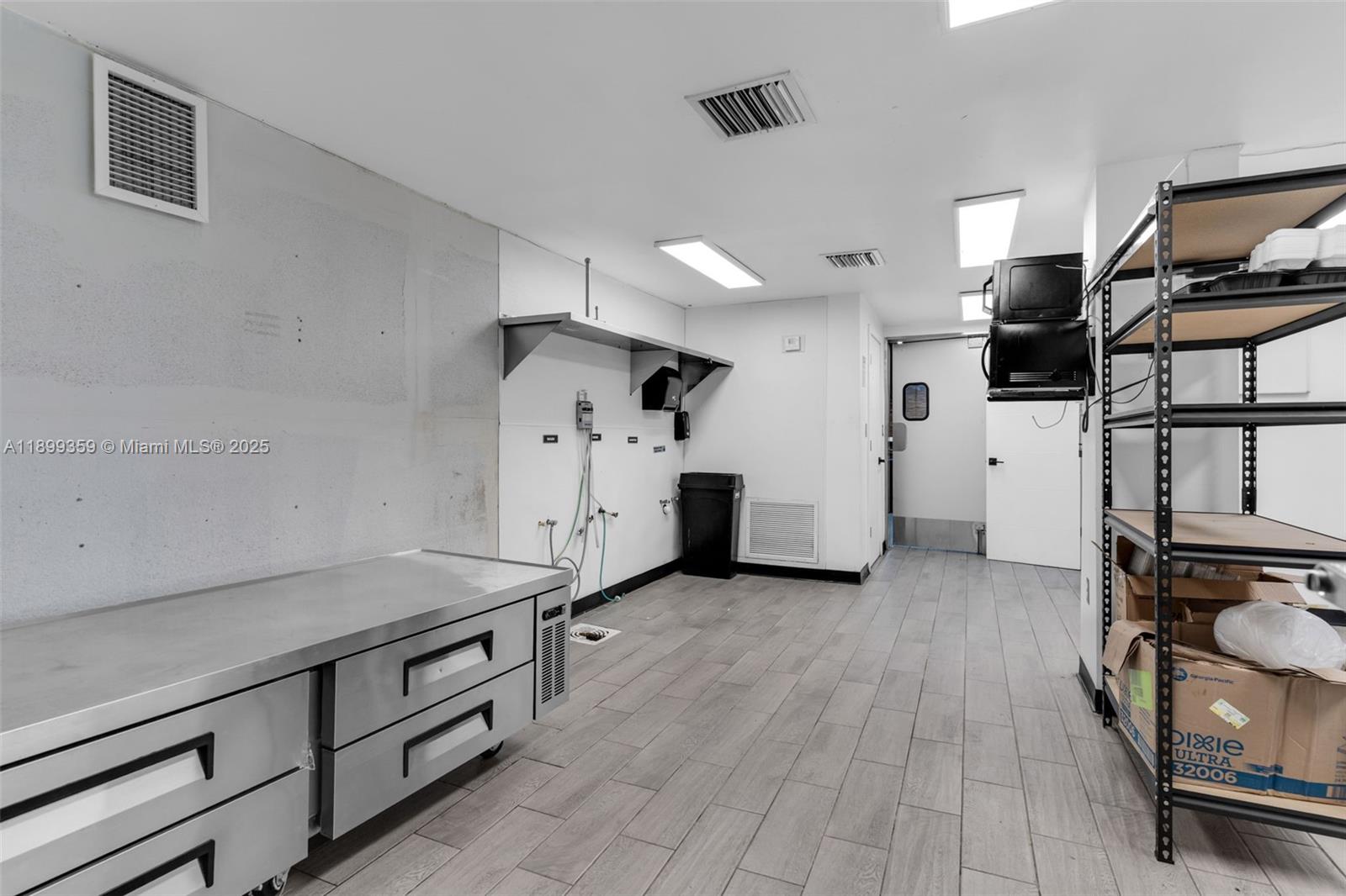 LIM. USE CONVENIENCE STORE - Residential Lease