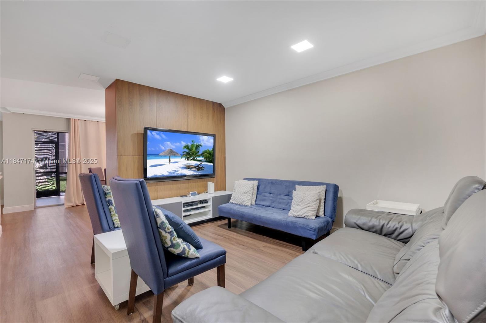 BLUE LAKE TOWNHOUSES COND - Residential