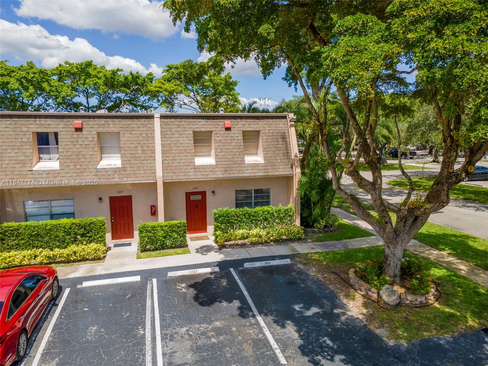 BLUE LAKE TOWNHOUSES COND - Residential