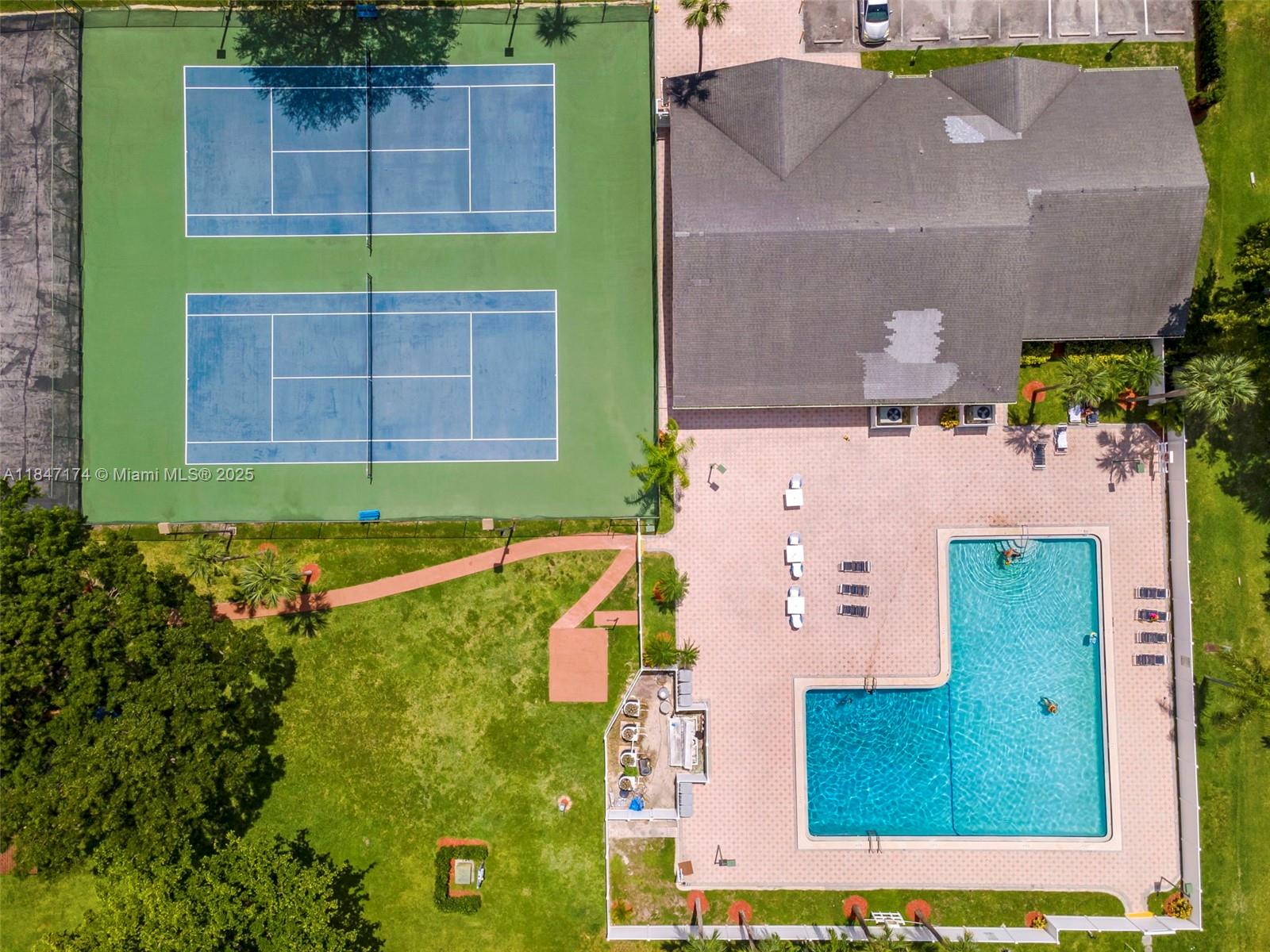 BLUE LAKE TOWNHOUSES COND - Residential