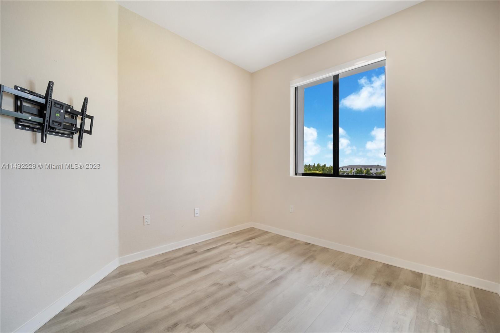 MC RESIDENTIAL - Residential Lease