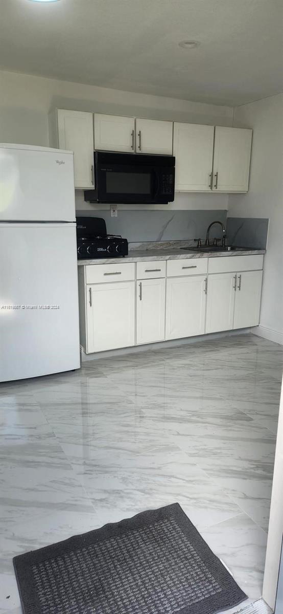Discover your new home in this charming 1-bedroom, 1-bathroom EFFICENCY located in the heart of Hialeah. This cozy and comfortable unit offers a perfect living space for singles or couples.
Prime Location: Situated close to popular malls Westland mall and shopping centers, you'll have everything you need within easy reach.
Comfortable Living Space: The efficency is well-maintained and features a spacious bedroom and a modern bathroom.
Don't miss out on this fantastic rental opportunity in a vibrant neighborhood. Contact us today to schedule a viewing!