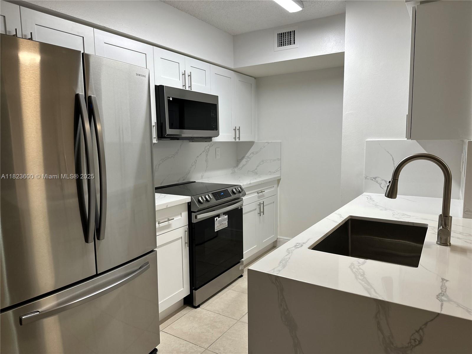 15221 Sw 80th St 304, Miami, Broward County, Florida - 2 Bedrooms  
2 Bathrooms - 