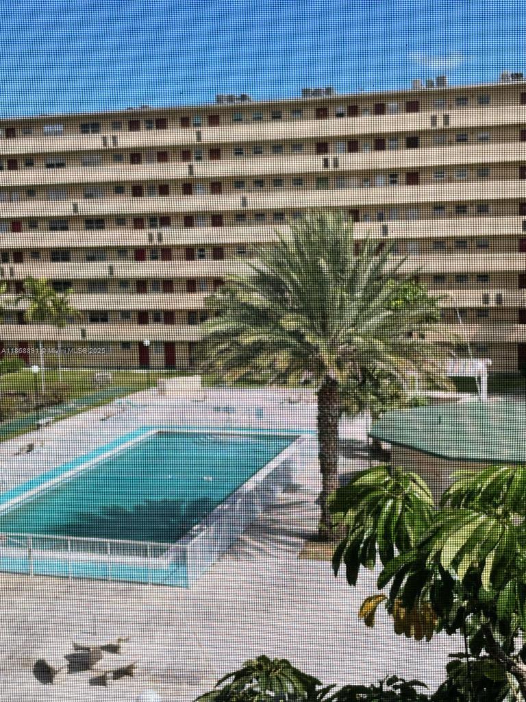 Check out this large one-bedroom unit with an updated kitchen and bathroom. Conveniently located near supermarkets, gyms, parks, and malls, everything you need is just a short walk away. Gated community offers 24/7 gate attendance for added security. Currently rented until Sep 30, 2025.