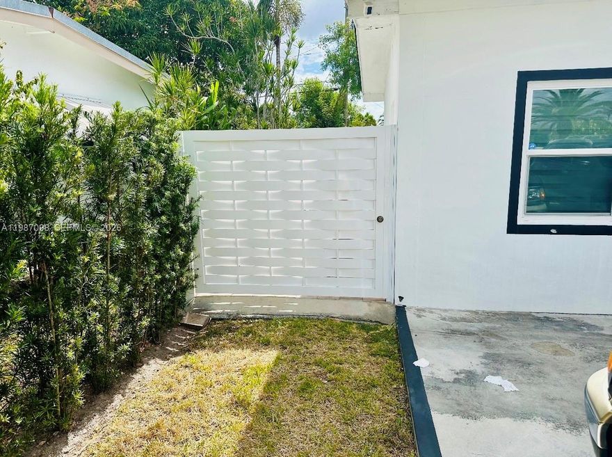 Beautiful and cozy efficiency with private entrance,  offering comfort and privacy. Features 2+ parking spaces and a welcoming atmosphere. Pet-friendly and conveniently located near shops, dining, and major roads. Ready for immediate move-in! Utilities included.