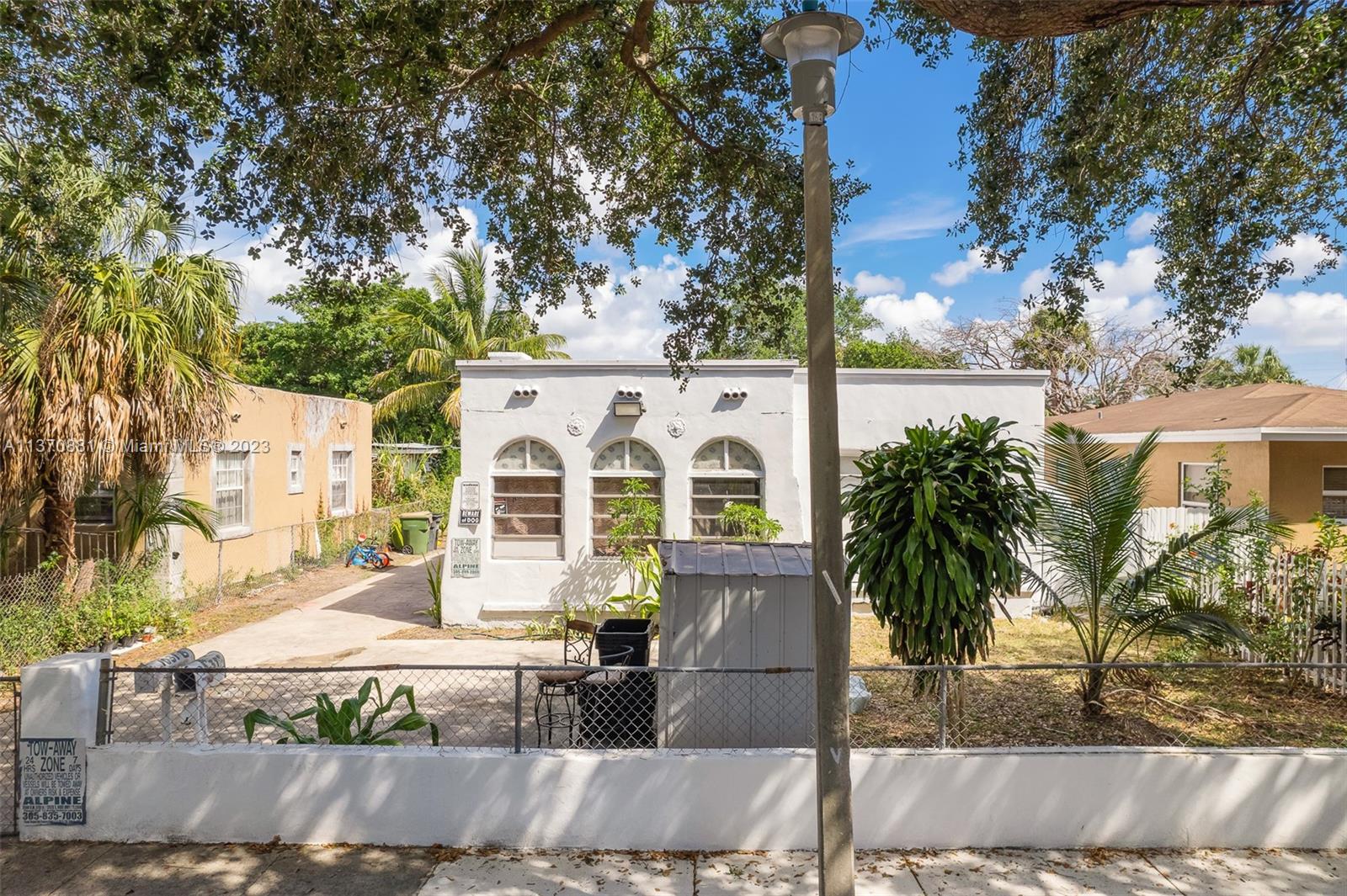 Great Investment opportunity to own this Duplex. Two separate units, each unit is a 3 Bedrooms 2 Bathes with plenty of space for parking. Front unit is rented for $3,100 and rear unit is rented for $2,250. Long standing tenants with month to month lease.