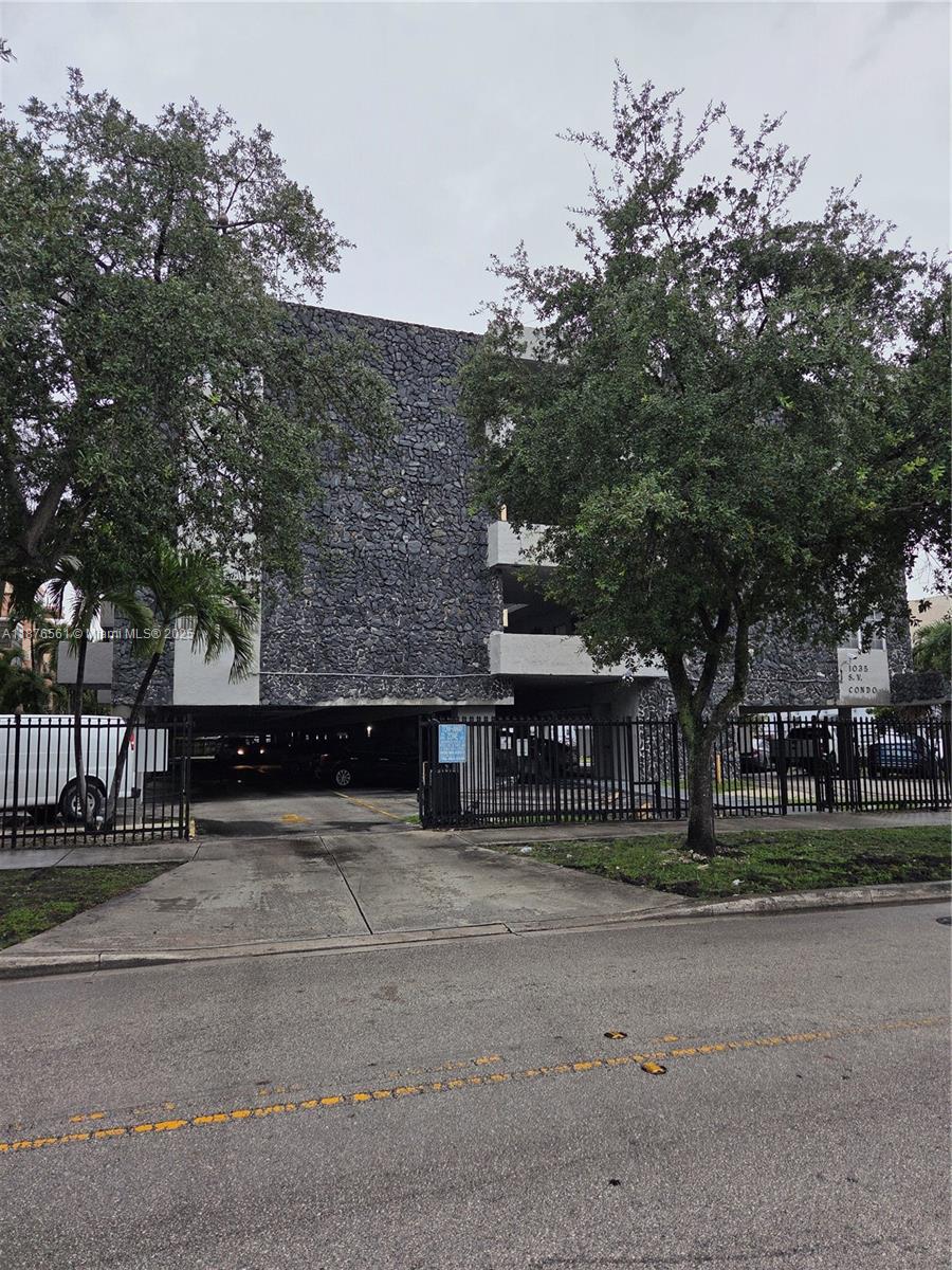 CORNER 2BEDROOMS 2 BATHS CONDO, ENCLOSED BALCONY, TILED FLOORS, BUILDING WITH NEW ROOF, COVERED ASSIGNED PARKING. MASTER BEDROOM WITH WALK IN CLOSED.