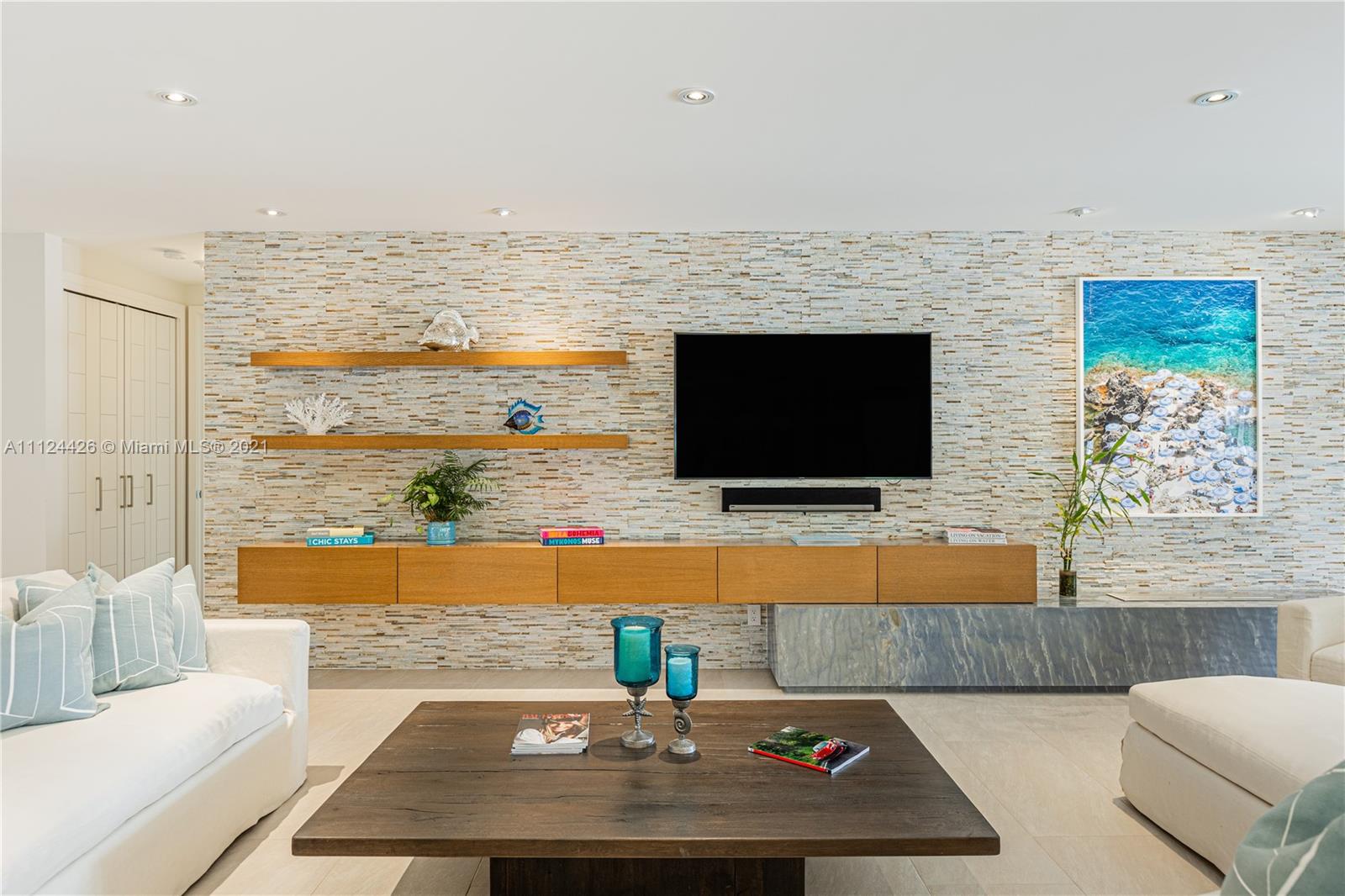 LAGUNA ISLE - Residential