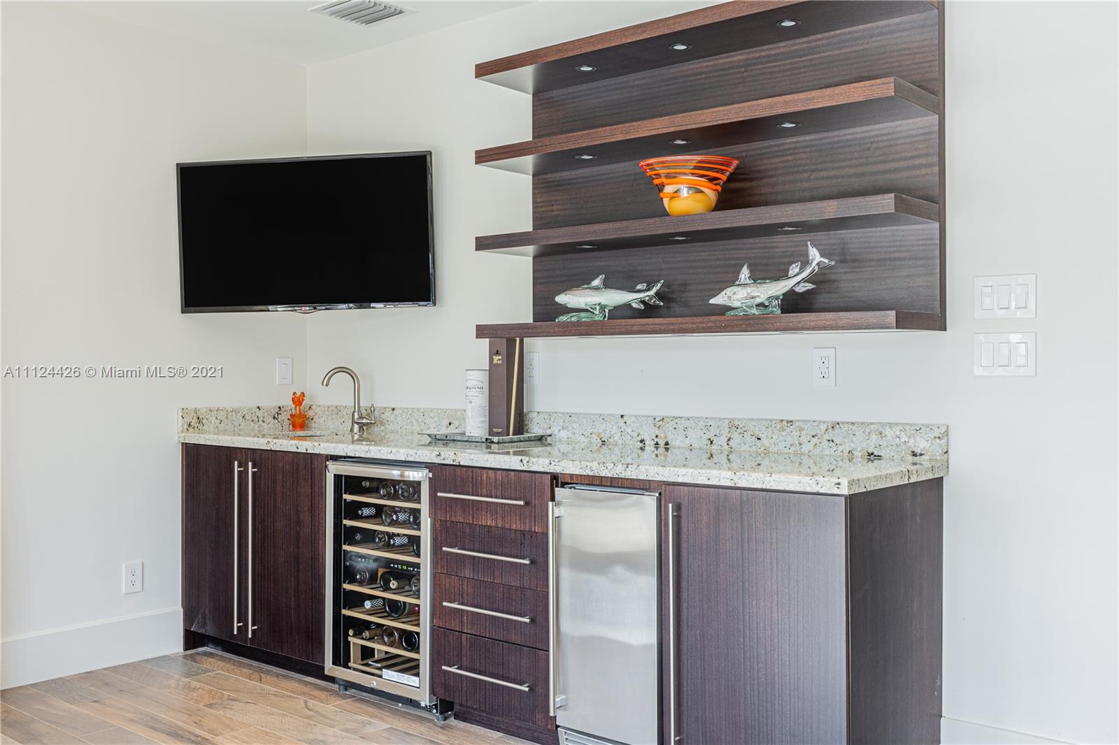 LAGUNA ISLE - Residential