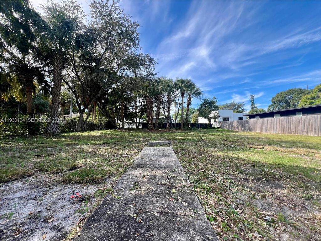 Photo of 633 NW 14th Ter, Fort Lauderdale, FL 33311 (MLS # A11930104)