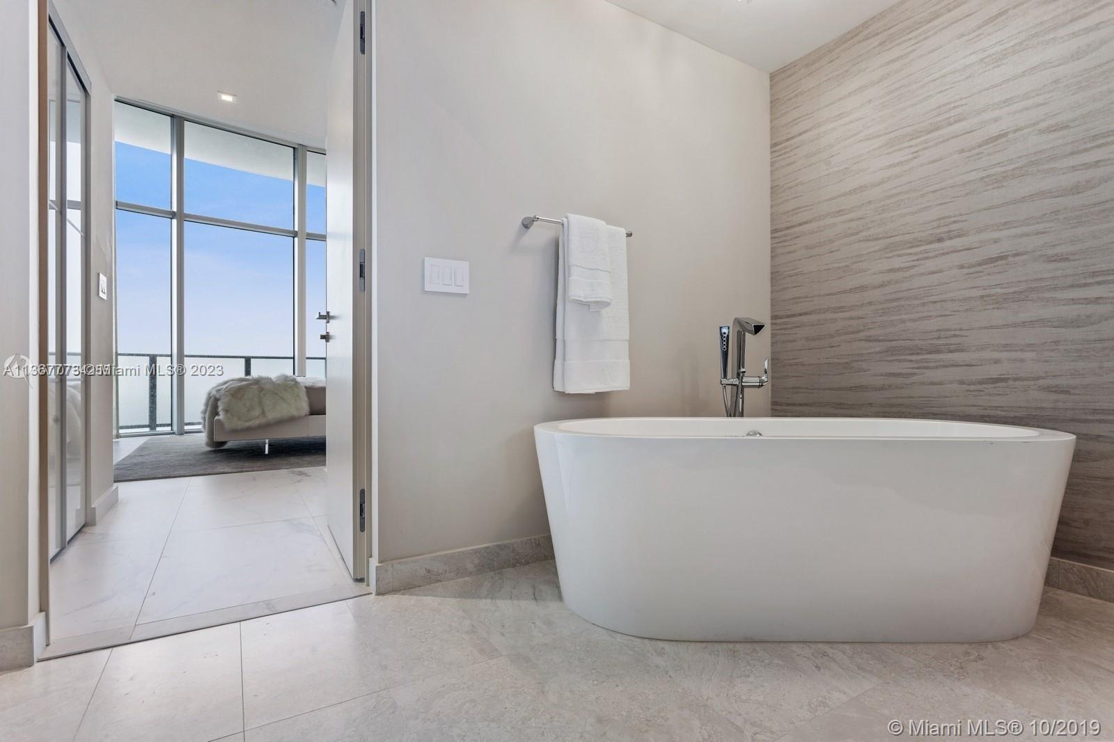 ARIA ON THE BAY CONDO - Residential