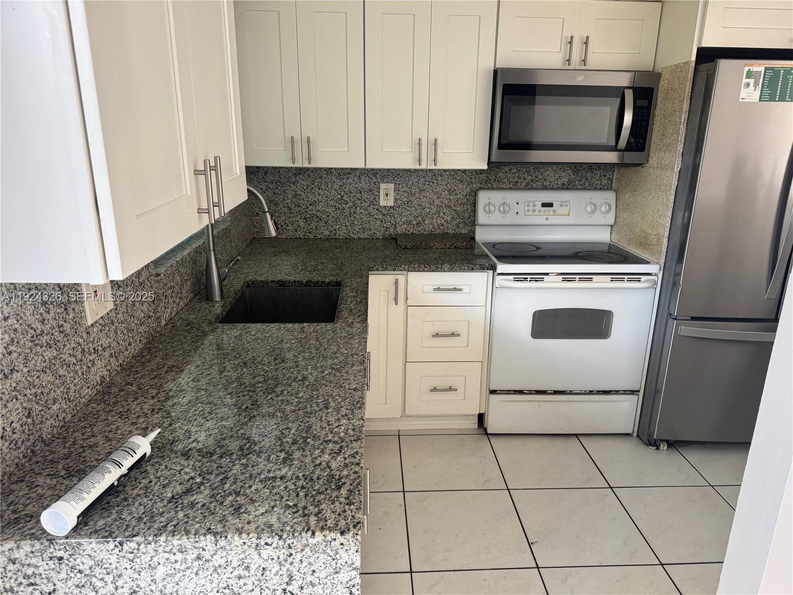 LAUDERHILL MANOR - Residential Lease