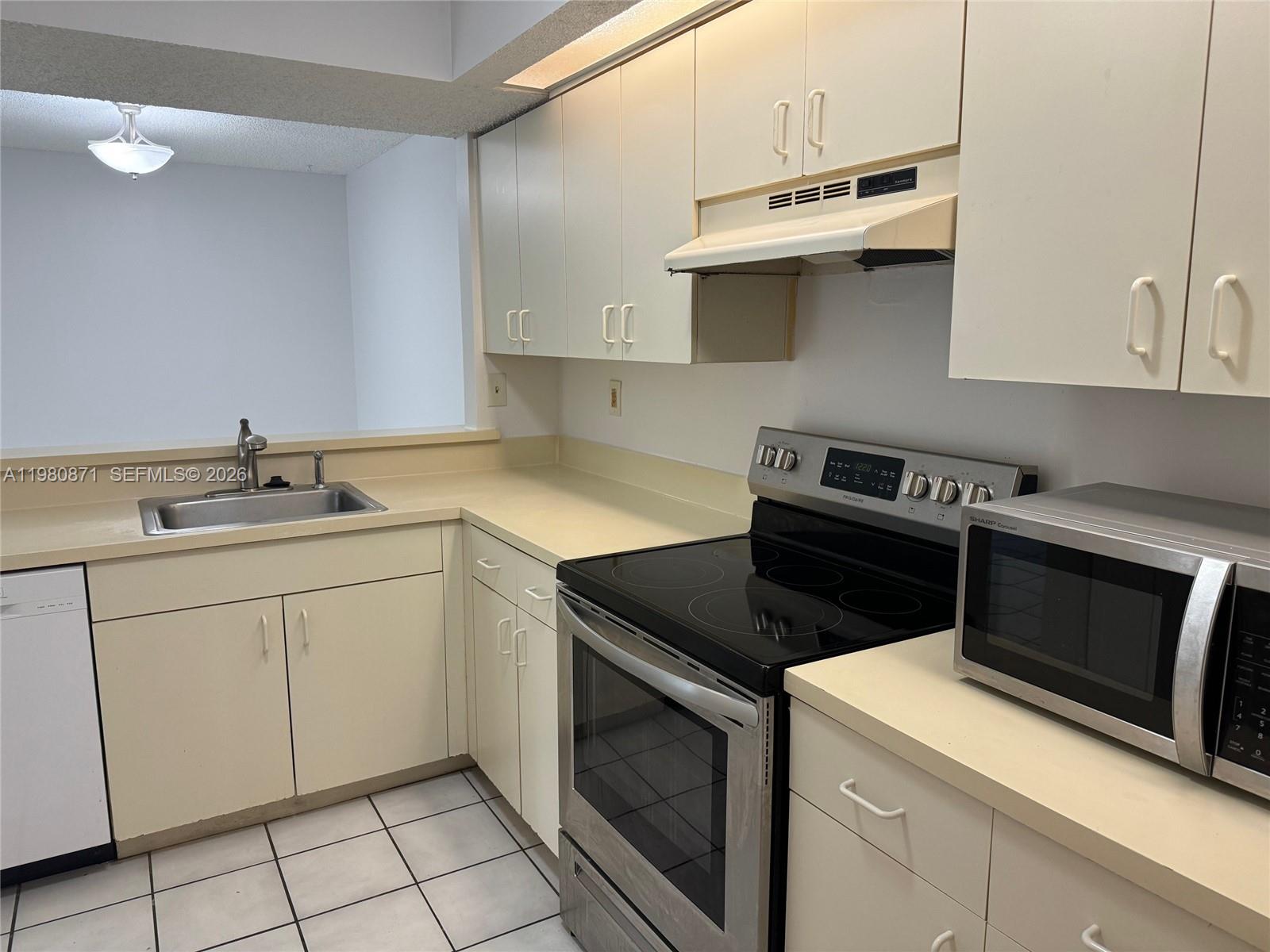 LE CLUB AT OLD CUTLER CON - Residential Lease