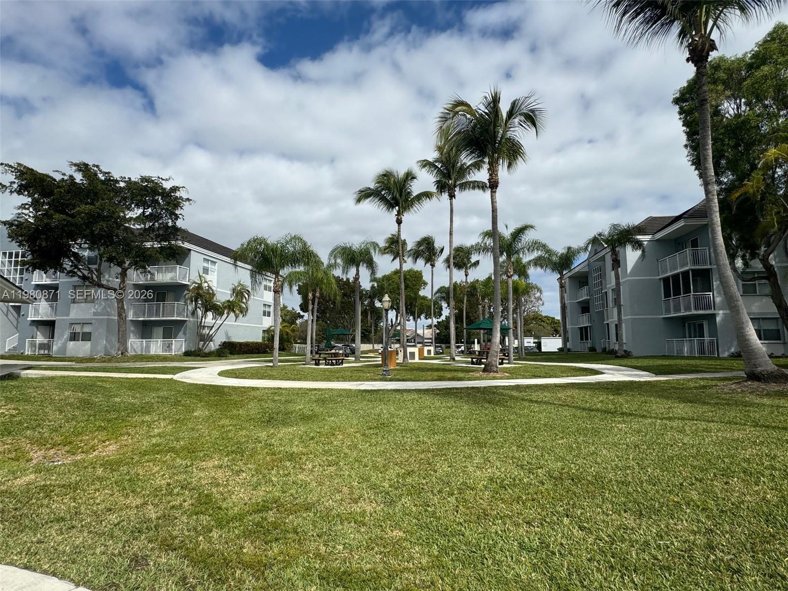 LE CLUB AT OLD CUTLER CON - Residential Lease