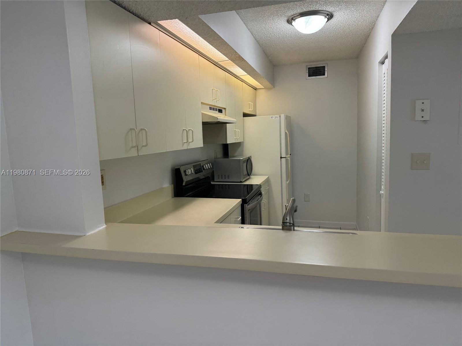 LE CLUB AT OLD CUTLER CON - Residential Lease