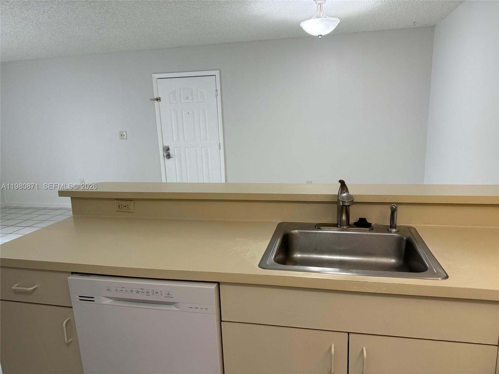 LE CLUB AT OLD CUTLER CON - Residential Lease