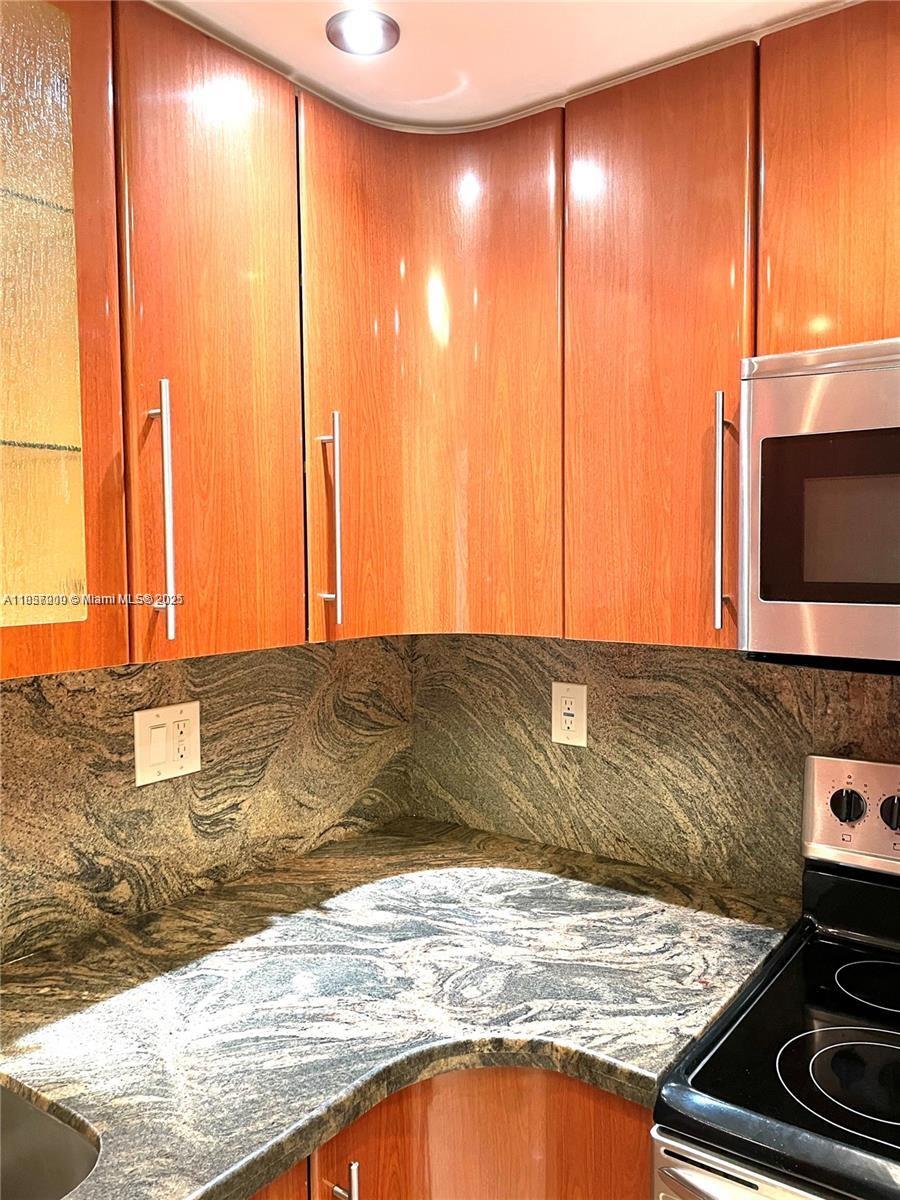 WINSTON TOWERS 600 CONDO - Residential