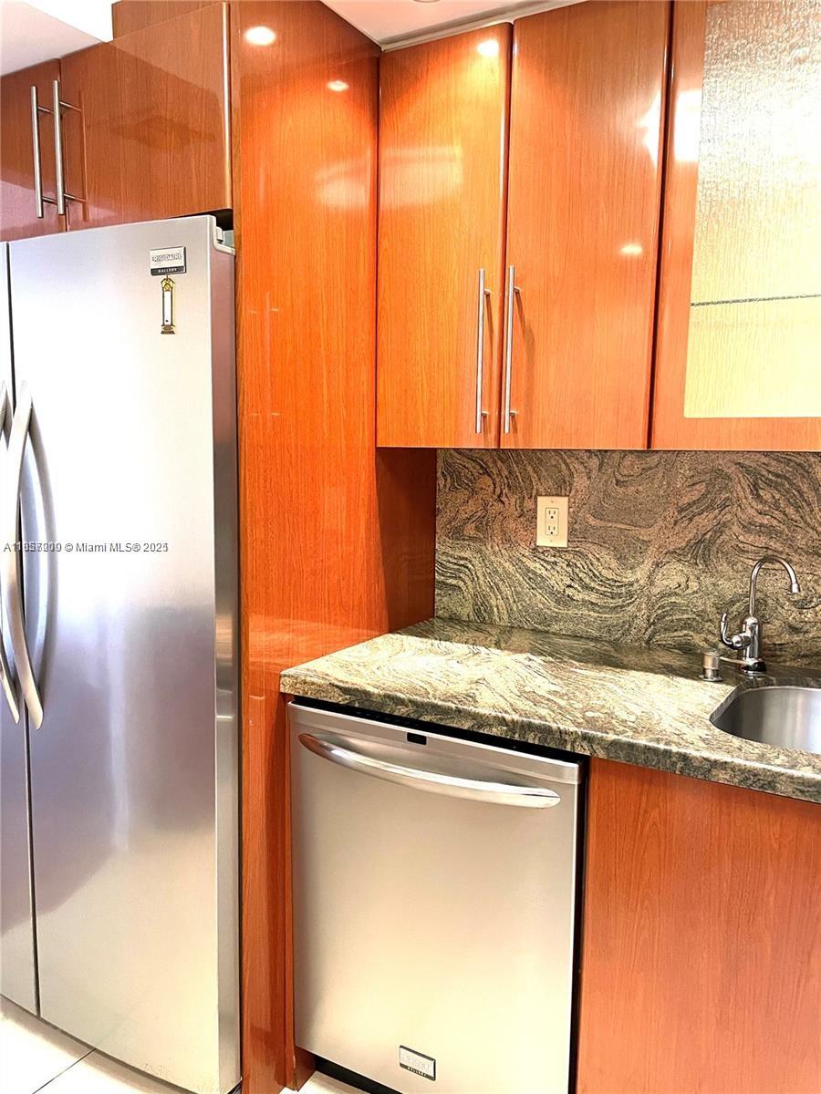 WINSTON TOWERS 600 CONDO - Residential