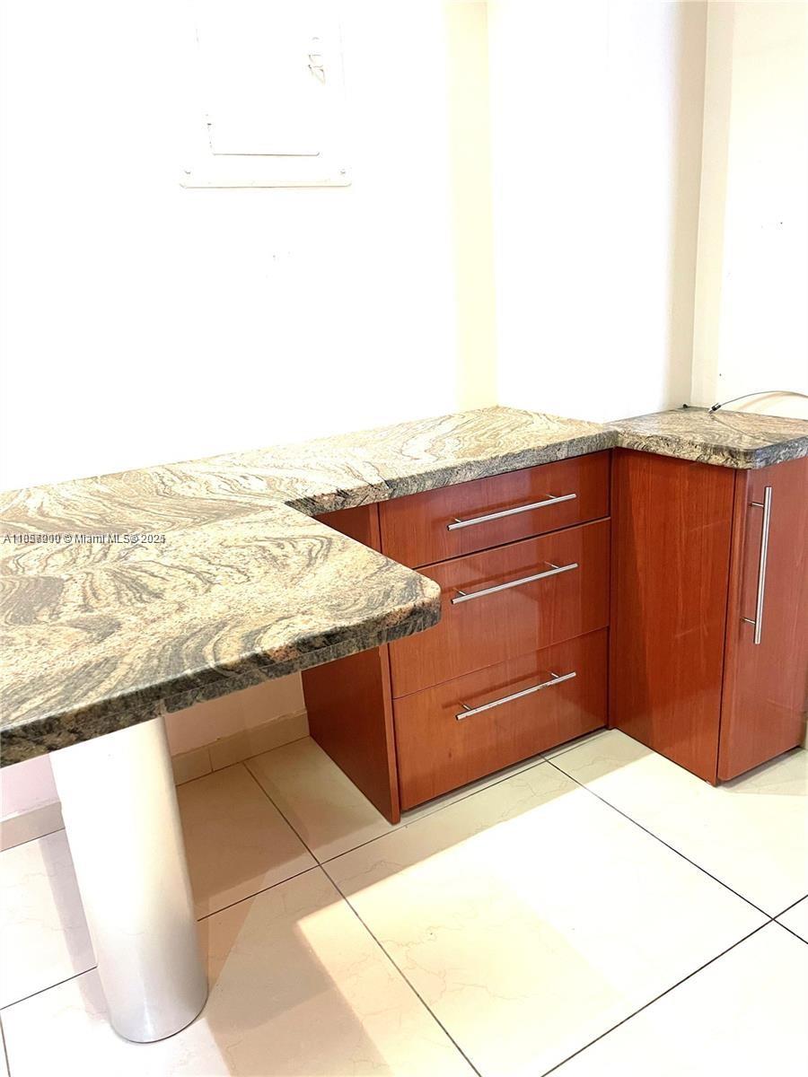 WINSTON TOWERS 600 CONDO - Residential