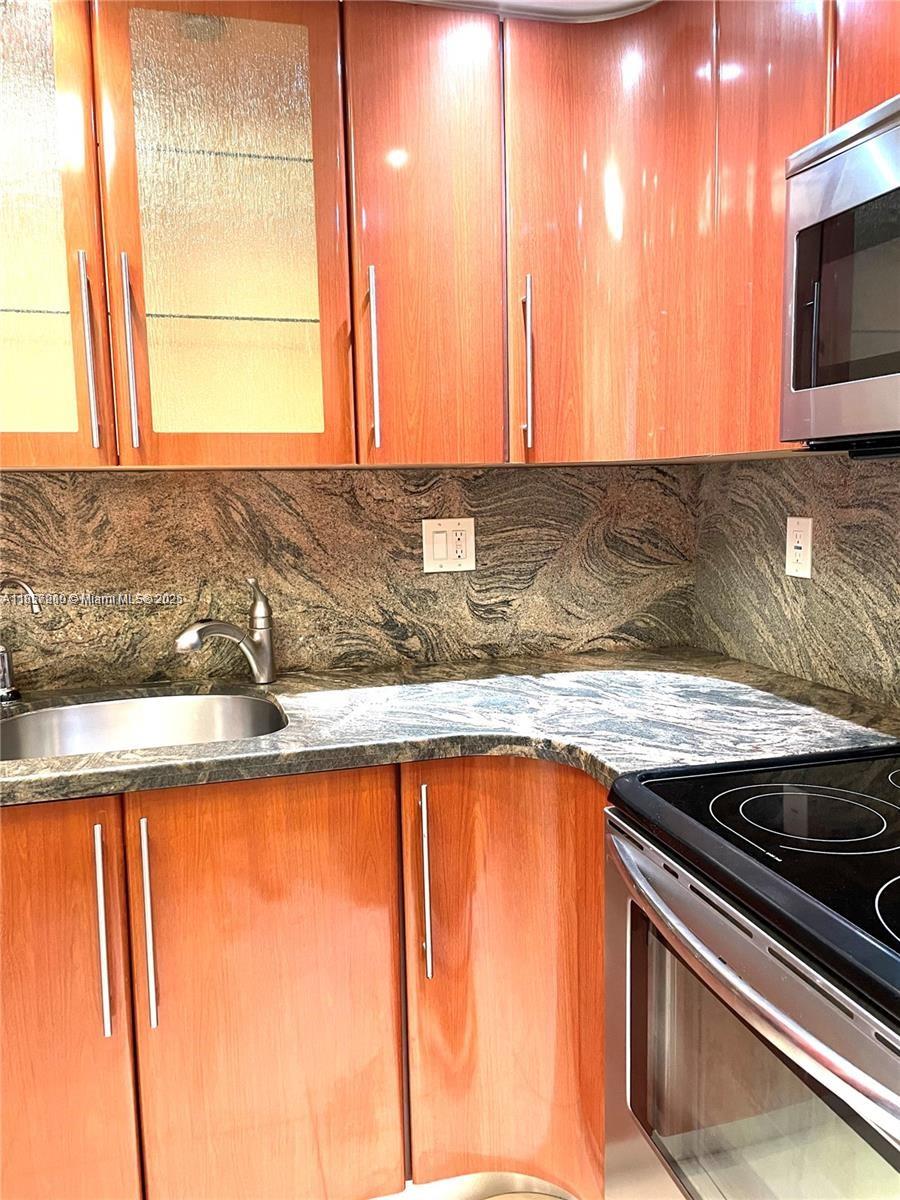 WINSTON TOWERS 600 CONDO - Residential