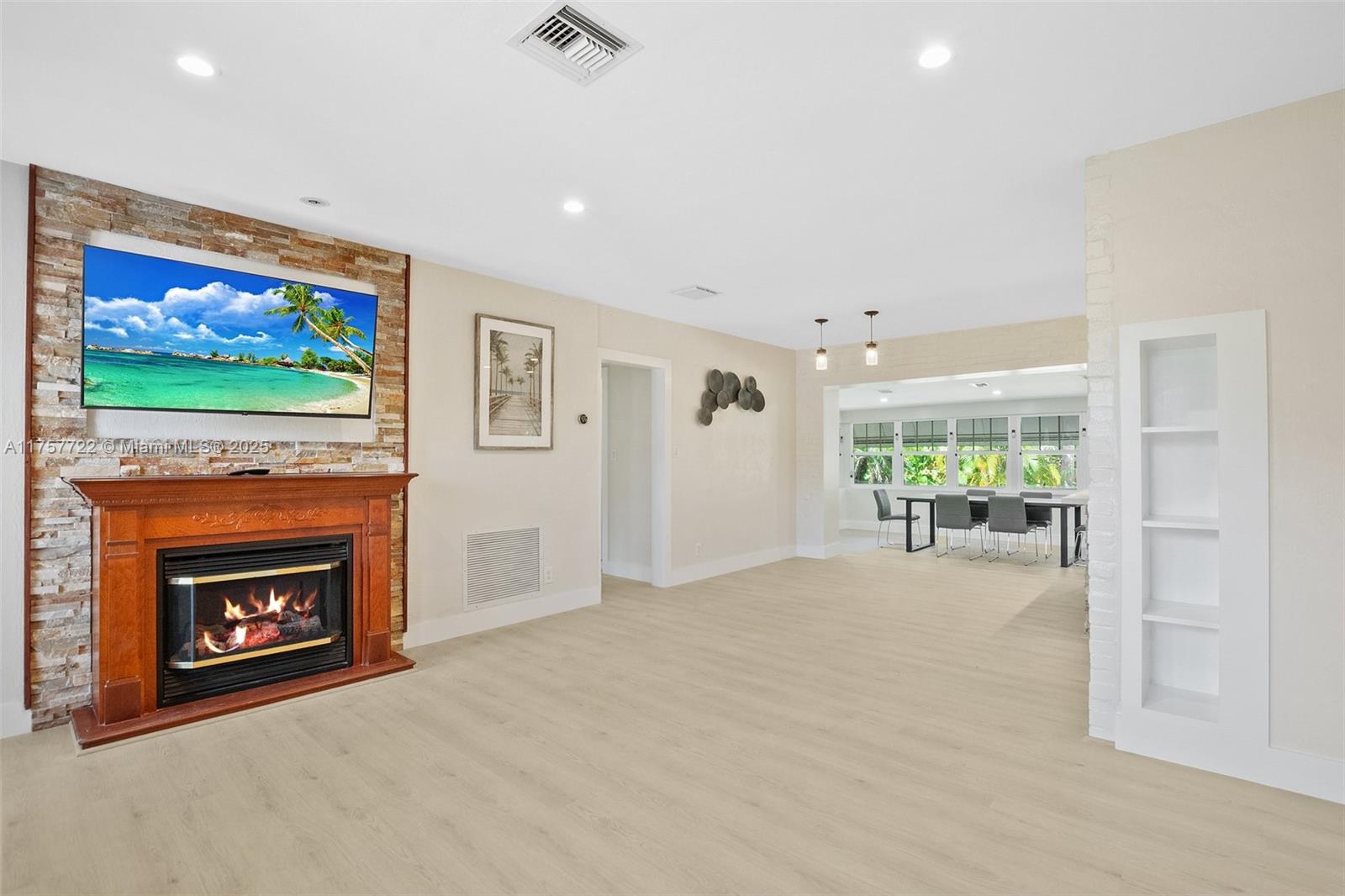 CORAL SHORES - Residential