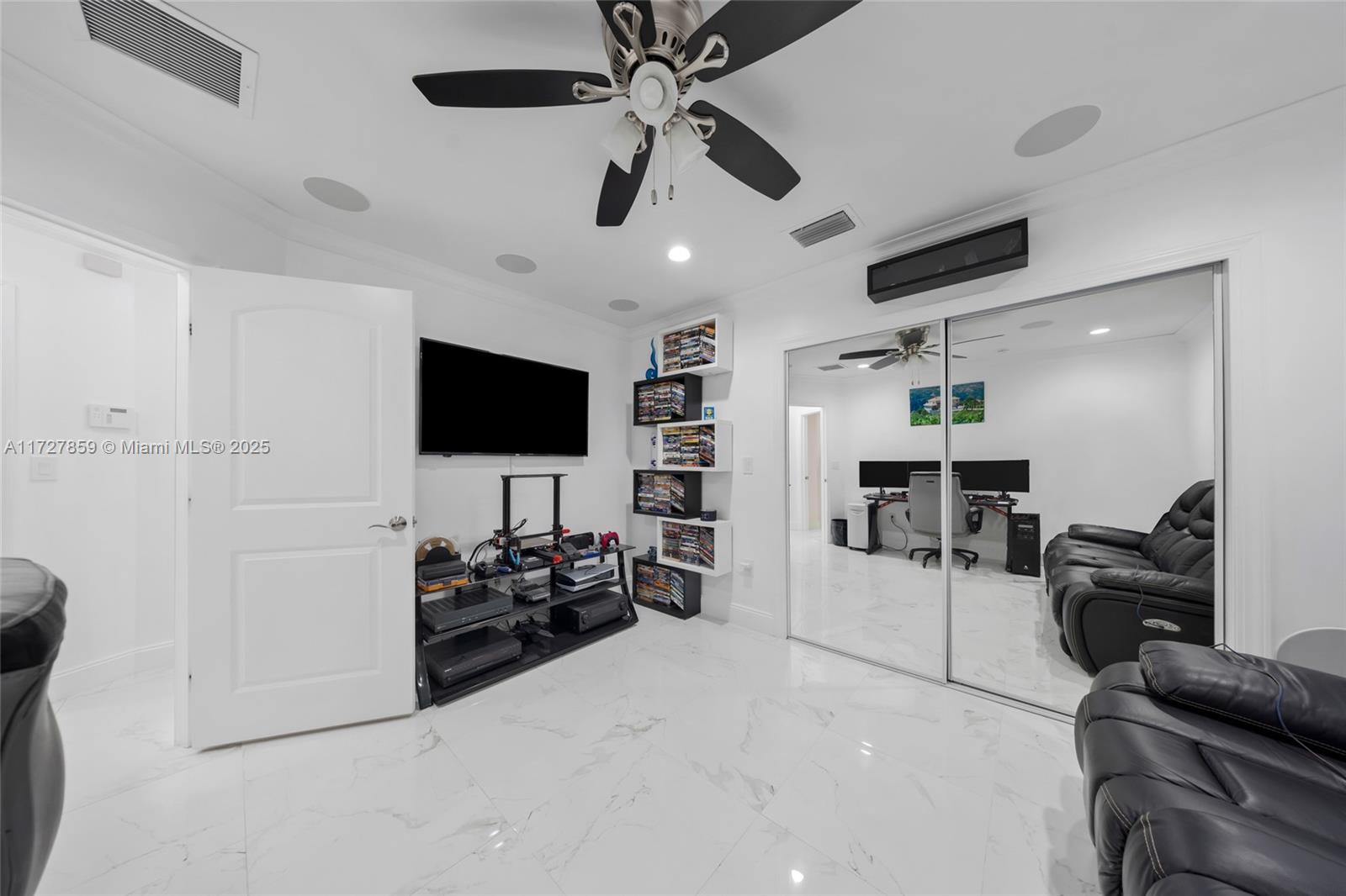 HOLLYWOOD HILLS - Residential