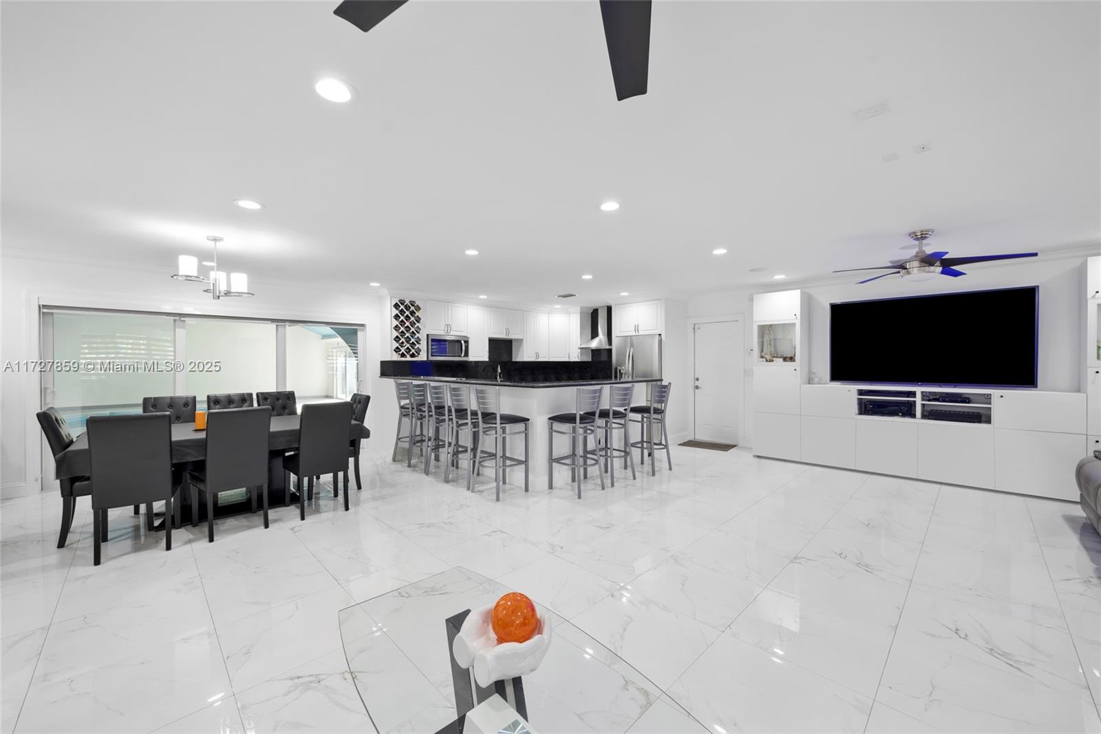 HOLLYWOOD HILLS - Residential